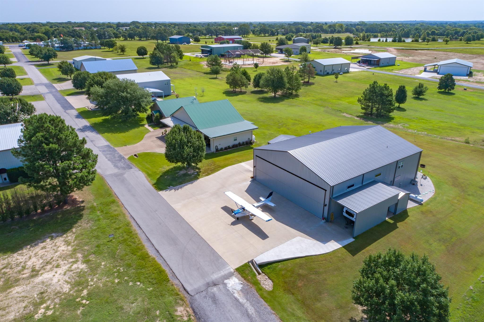 Aircraft hangar beside a taxiway at Tailwind Airpark
