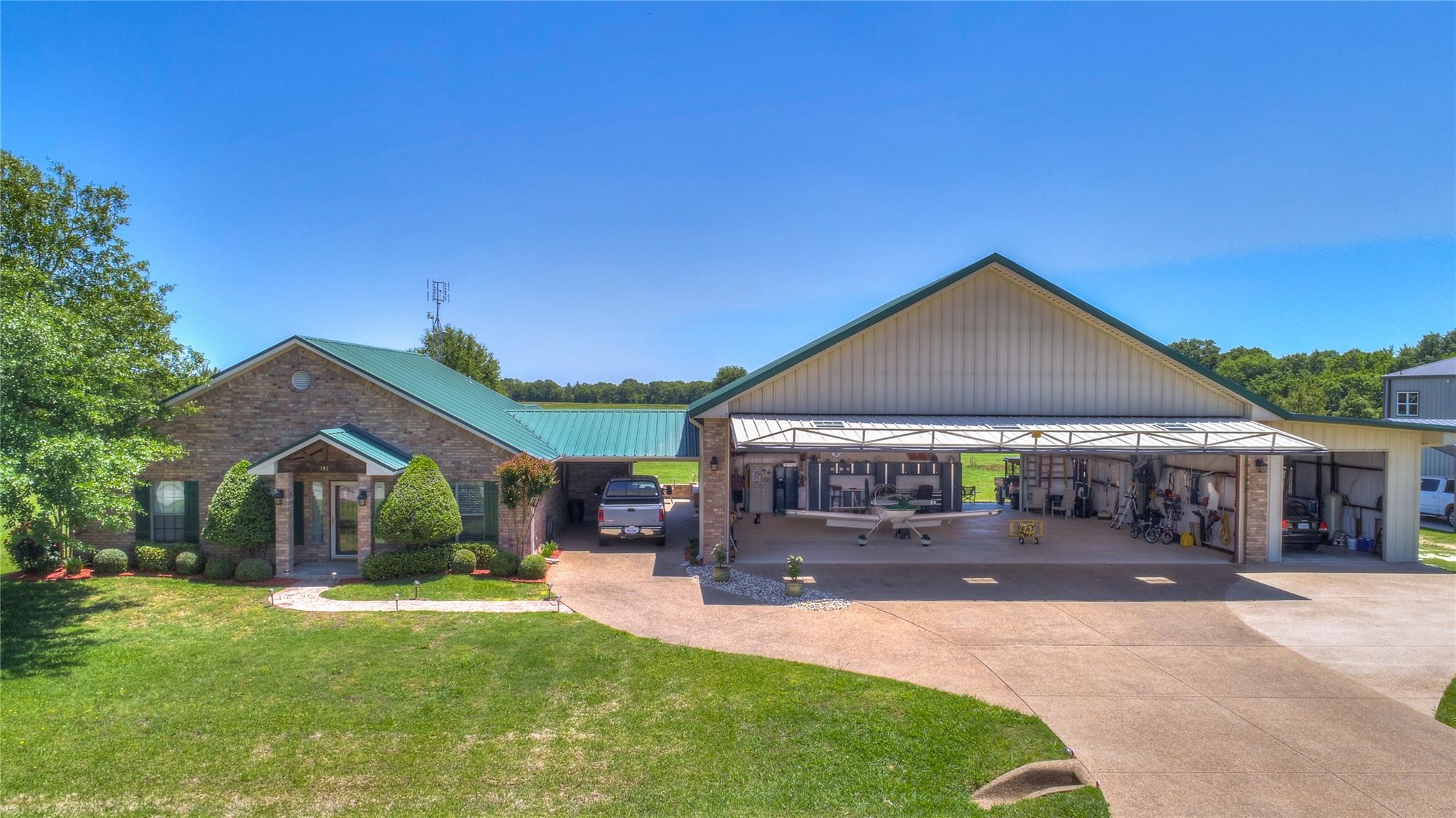 Residence with attached aircraft hangar at Tailwind Airpark