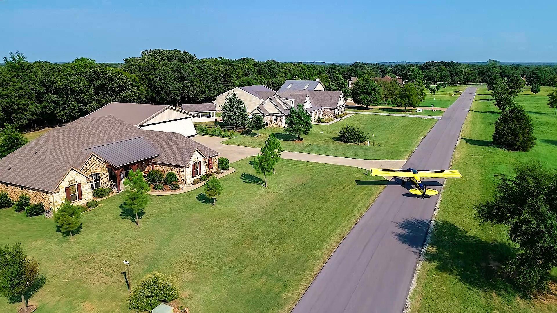 Homes and aircraft along a taxiway at Tailwind Airpark